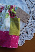Load image into Gallery viewer, Flippity Skirt Size 3 Floral with Linen pockets/Floral