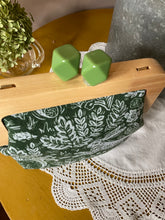 Load image into Gallery viewer, Green Rabbit Wooden Frame Clutch