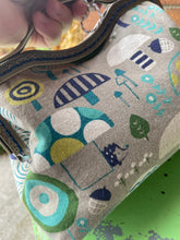 Load image into Gallery viewer, Women’s Mushroom Kiss Clasp Clutch