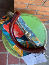 Load image into Gallery viewer, Wonen’s Wooden handled frame bag