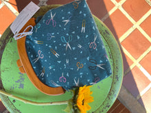 Load image into Gallery viewer, Women’s Wooden Handle Scissor Clutch Bag