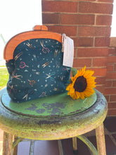 Load image into Gallery viewer, Women’s Wooden Handle Scissor Clutch Bag