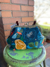 Load image into Gallery viewer, Wonen’s Wooden handled frame bag