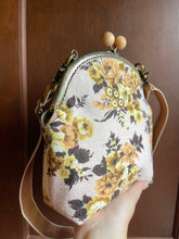 Load image into Gallery viewer, Large Kiss Clasp Yellow Rose Floral Crossbody
