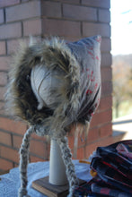 Load image into Gallery viewer, Cardinal Cotton/Fur 18-36 months size Pixie Hat
