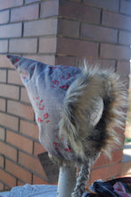 Load image into Gallery viewer, Cardinal Cotton/Fur 18-36 months size Pixie Hat
