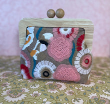 Load image into Gallery viewer, Wooden frame clutch bag/embroidered mesh design
